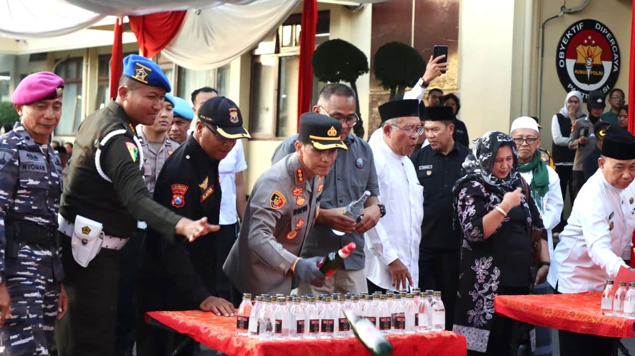 Narasi Media : Pastikan Lebaran Aman, Polresta Banyuwangi bersama Forkopimda Musnahkan Ribuan Miras dan Knalpot Brong Hasil Ops Pekat Semeru 2026 serta Cipta Kondisi